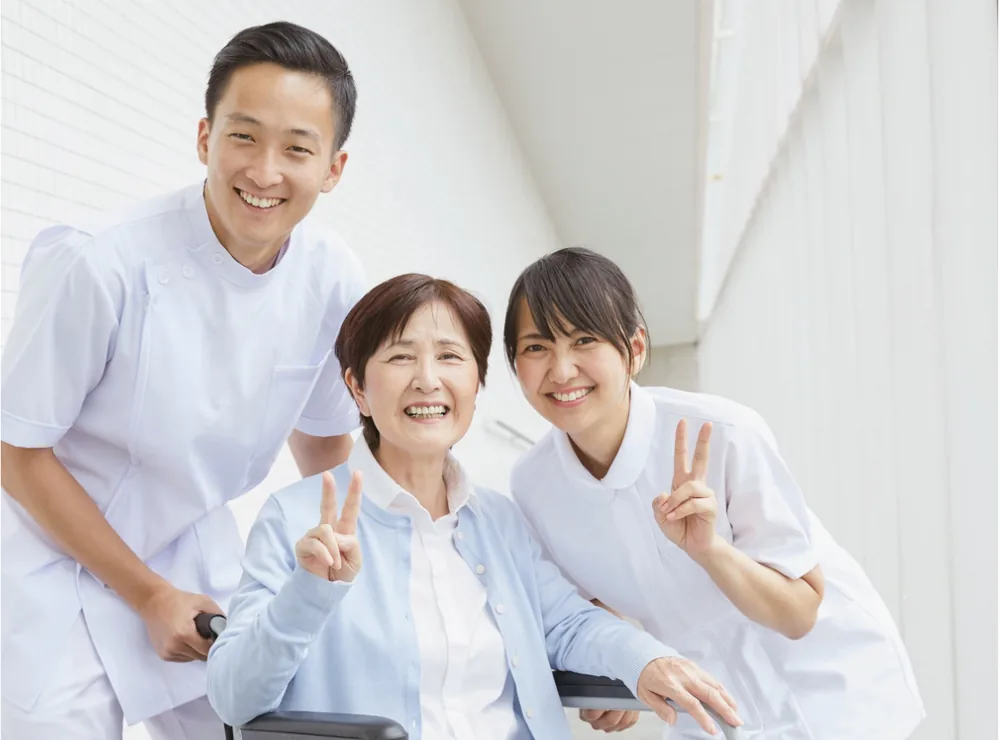 甲洞体检:坐轮椅的乐龄病人与两位护理人员开心合照